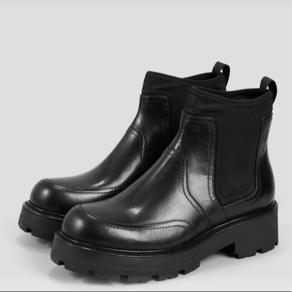 Black leather Chelsea boots